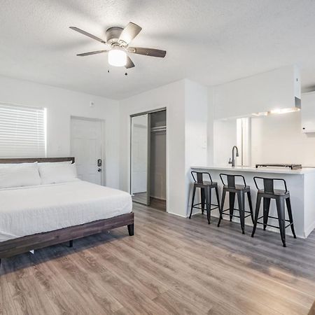 Spacious Studio Apartment Near Nightlife & Dining! セント・ピーターズバーグ エクステリア 写真