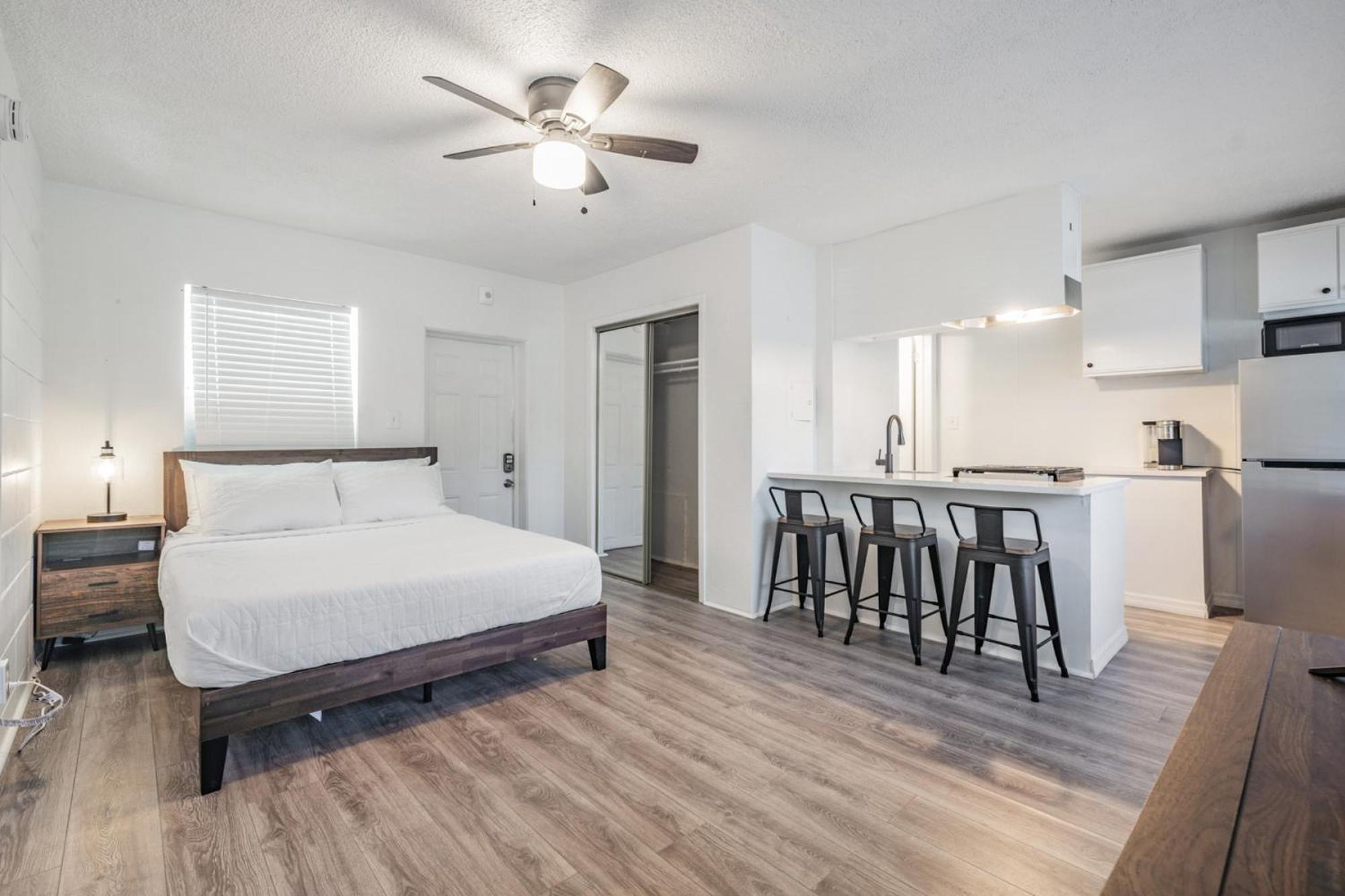 Spacious Studio Apartment Near Nightlife & Dining! セント・ピーターズバーグ エクステリア 写真
