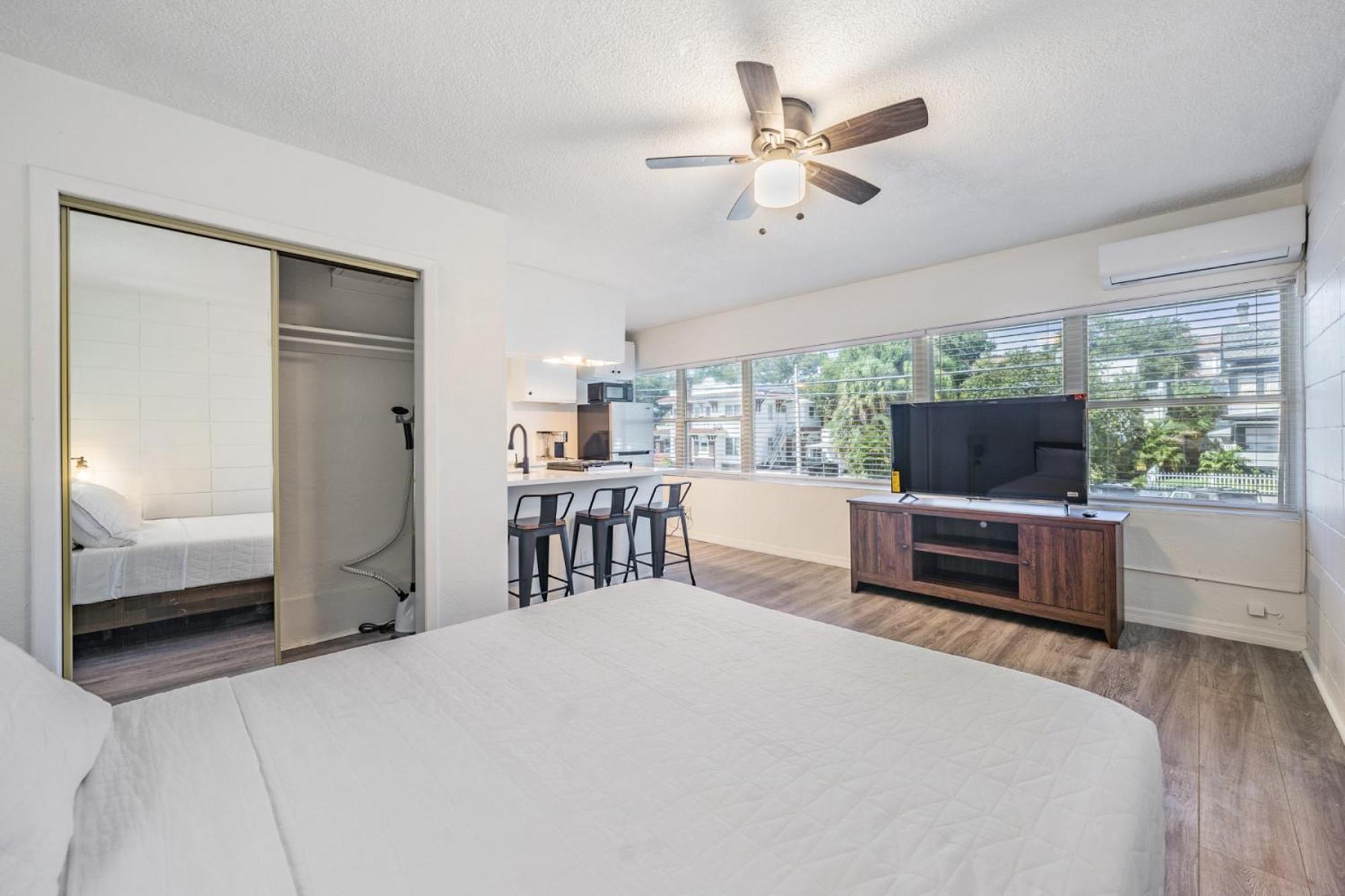 Spacious Studio Apartment Near Nightlife & Dining! セント・ピーターズバーグ エクステリア 写真